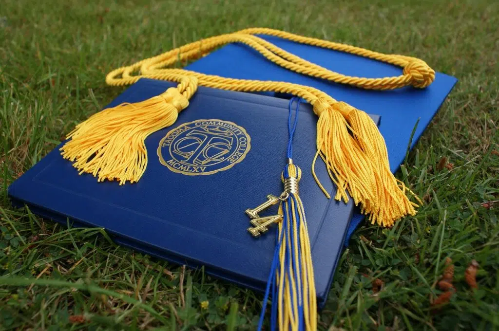 graduation, grads, cap-907565.jpg